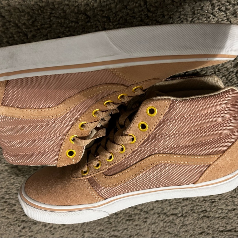 Never worn VANS 2-TONE METALLIC NWT Pink/Tan suede with gold accents. Size 8.